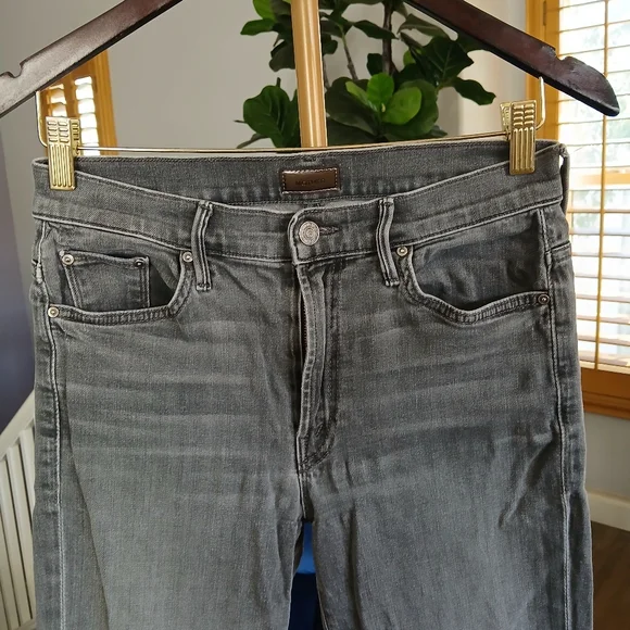 Mother " The Insider Crop Fray" Wash: To the Moon and Back. Size 28